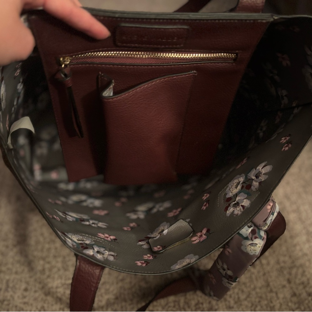 Steve Madden 2-Piece Burgundy Tote with Floral Accent - Picture 3 of 6